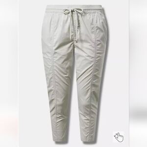 NWT Torrid Pull-On Crop Stretch Poplin Pant